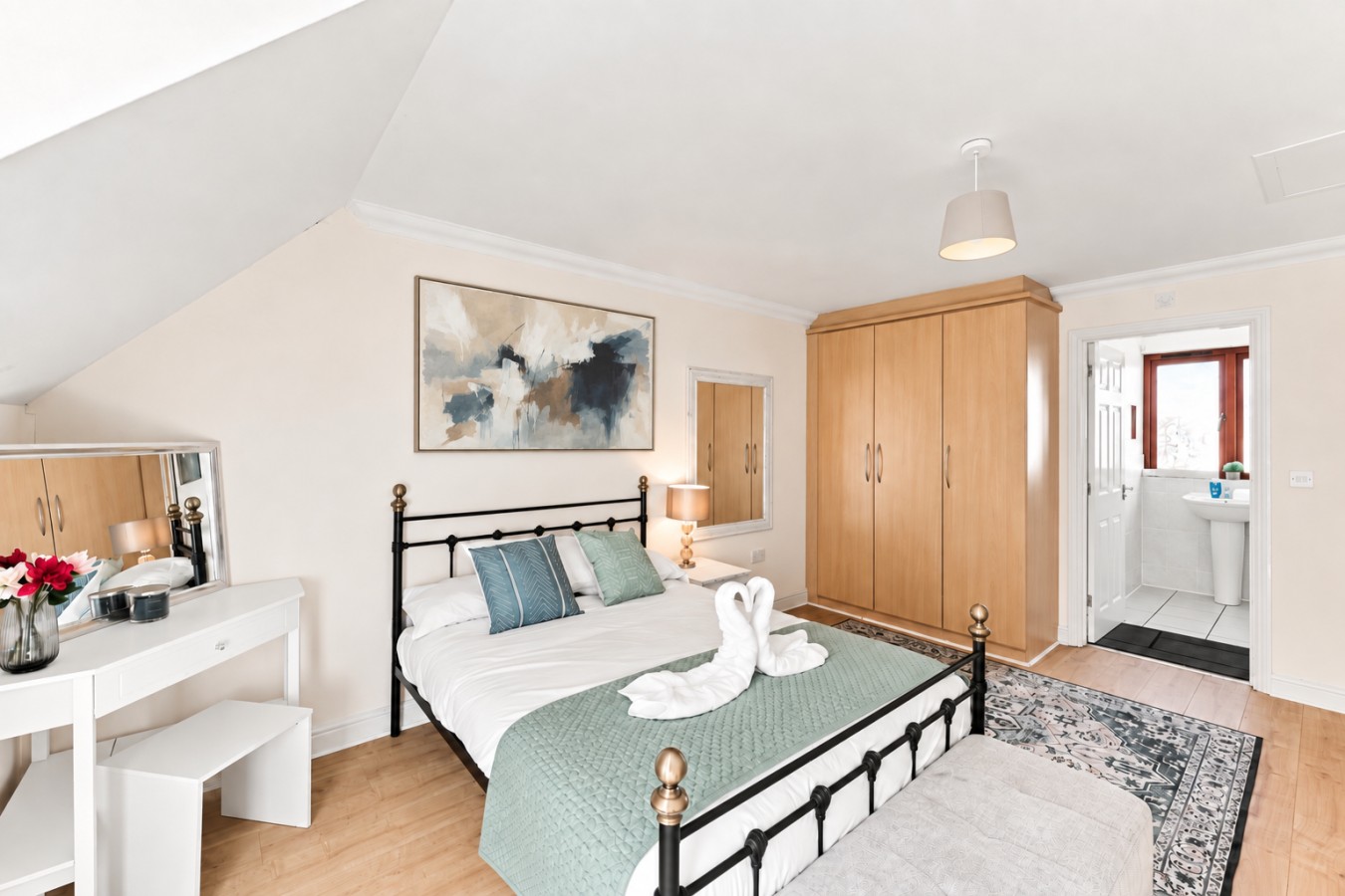 Charming 3BR House • Sleeps 5 • Driveway Parking • Fast Wifi • Work Desk • Fast Wifi in 13 Corris Court - Property image 3 - VivreStays
