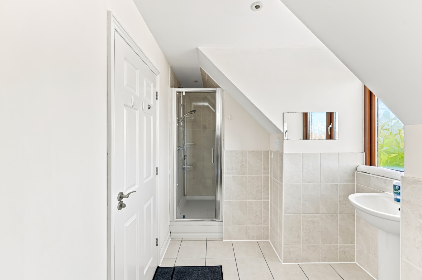 Charming 3BR House • Sleeps 5 • Driveway Parking • Fast Wifi • Work Desk • Fast Wifi in 13 Corris Court - Property image 4 - VivreStays