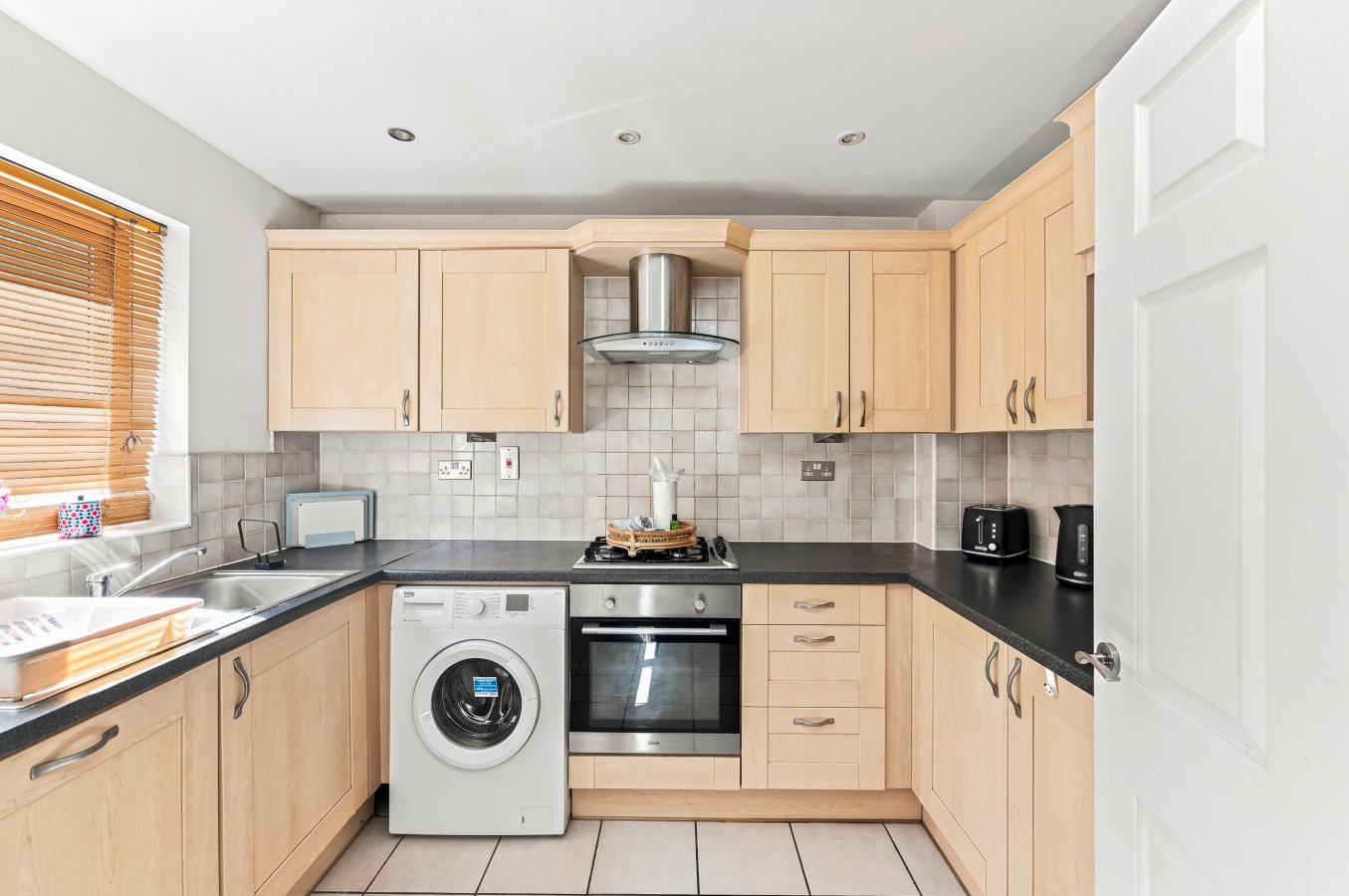 Charming 3BR House • Sleeps 5 • Driveway Parking • Fast Wifi • Work Desk • Fast Wifi in 13 Corris Court - Property image 16 - VivreStays