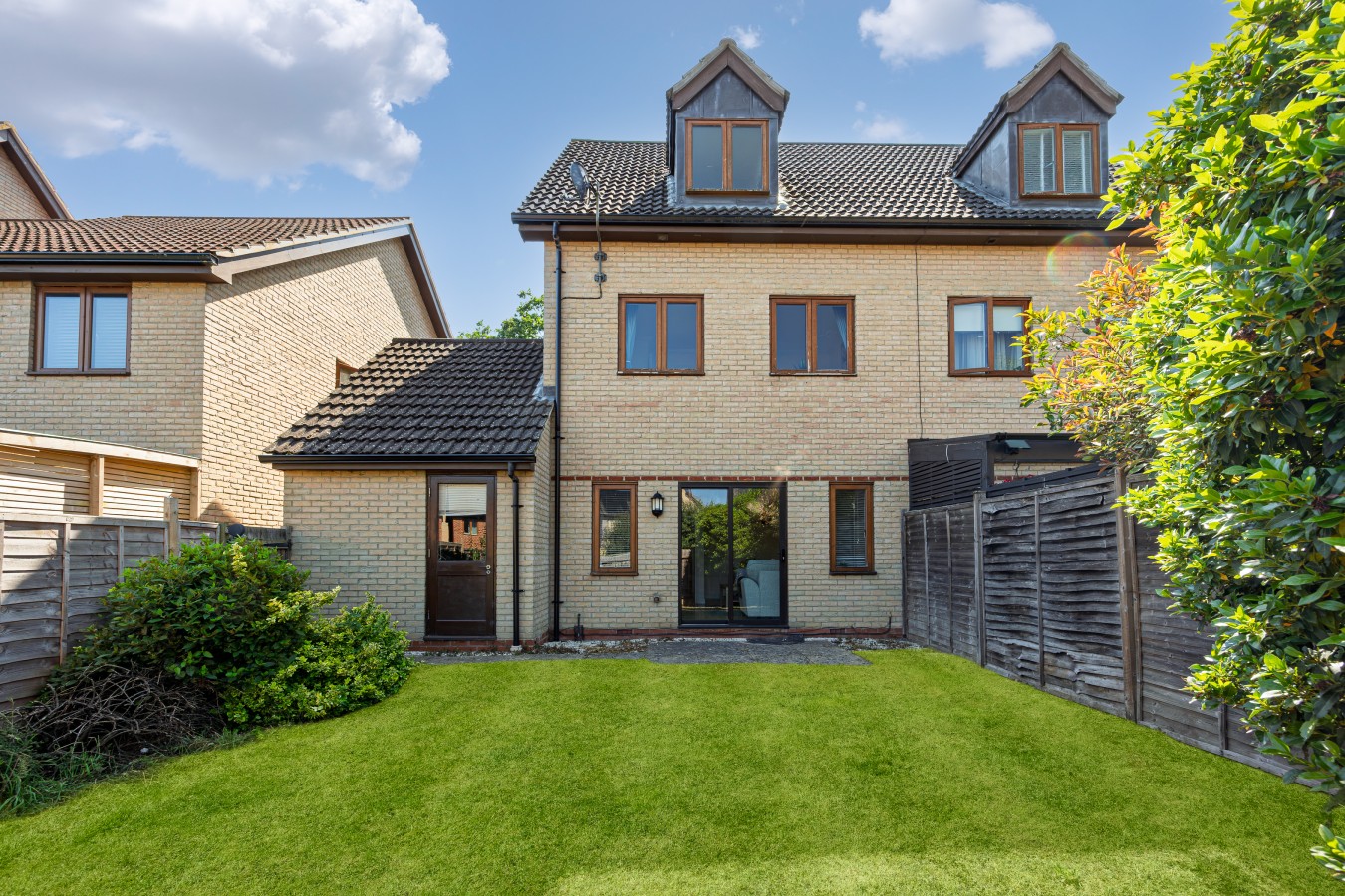 Charming 3BR House • Sleeps 5 • Driveway Parking • Fast Wifi • Work Desk • Fast Wifi in 13 Corris Court - Property image 21 - VivreStays