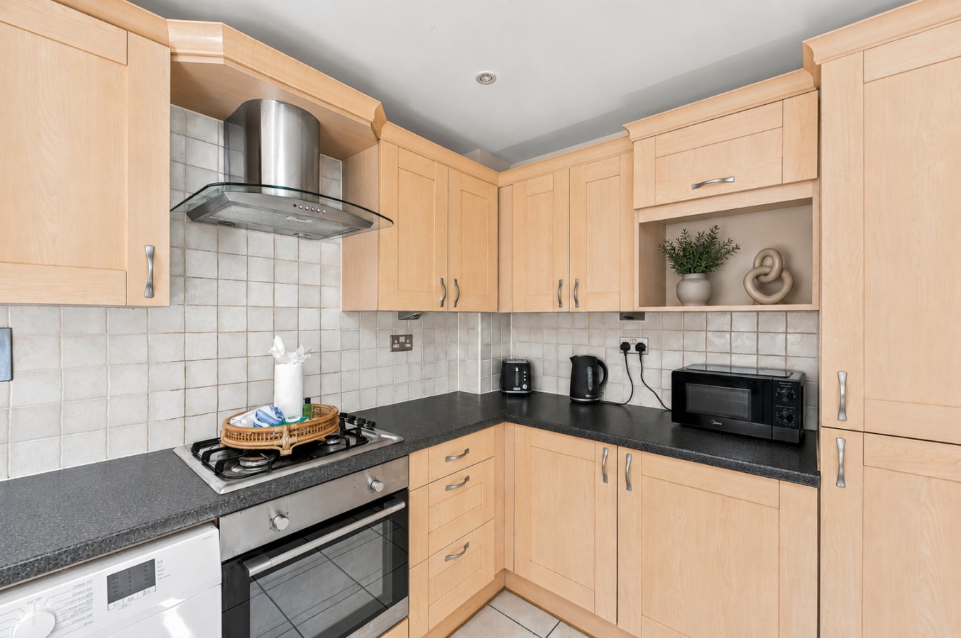 Charming 3BR House • Sleeps 5 • Driveway Parking • Fast Wifi • Work Desk • Fast Wifi in 13 Corris Court - Property image 19 - VivreStays