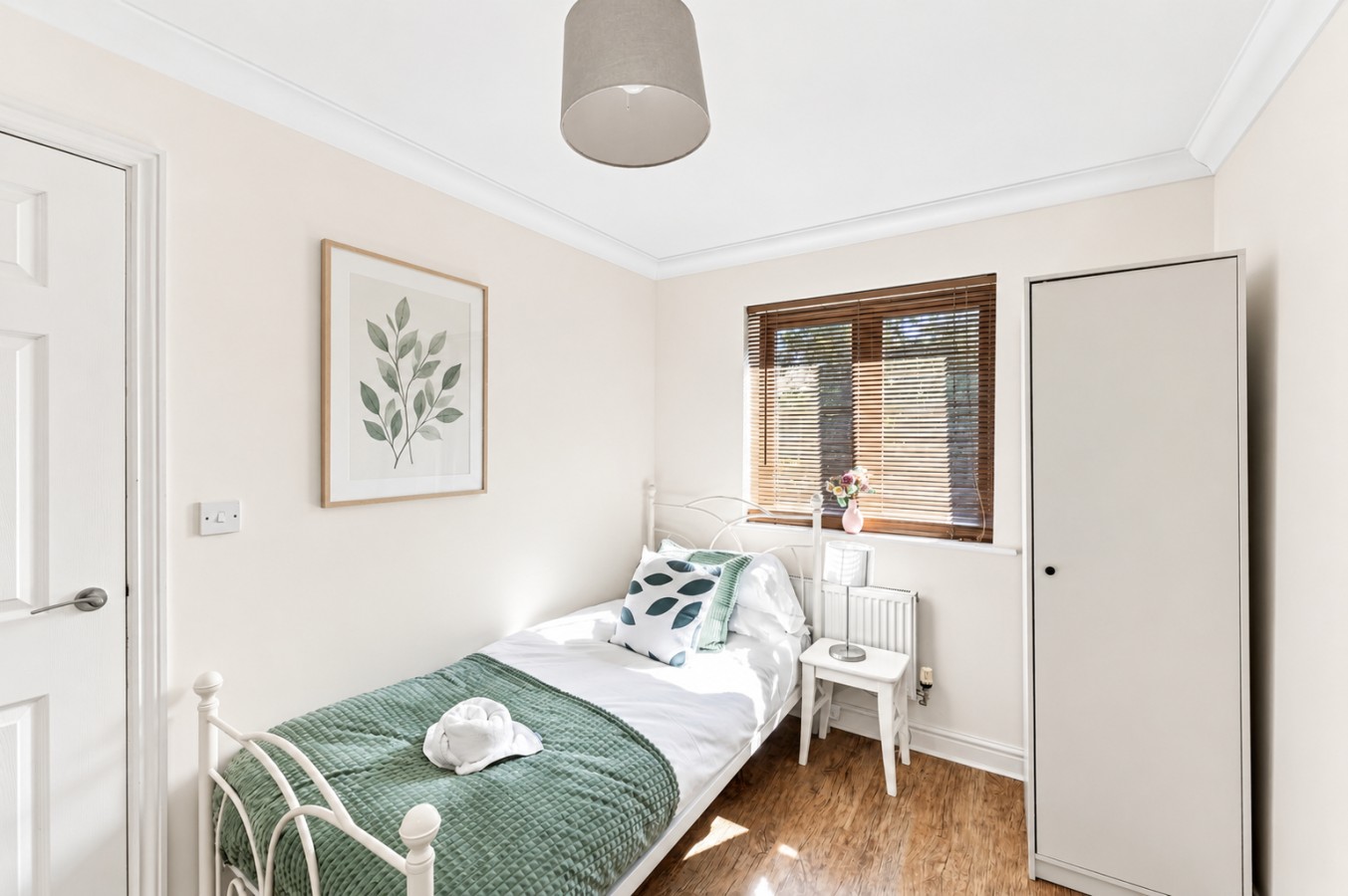 Charming 3BR House • Sleeps 5 • Driveway Parking • Fast Wifi • Work Desk • Fast Wifi in 13 Corris Court - Property image 11 - VivreStays