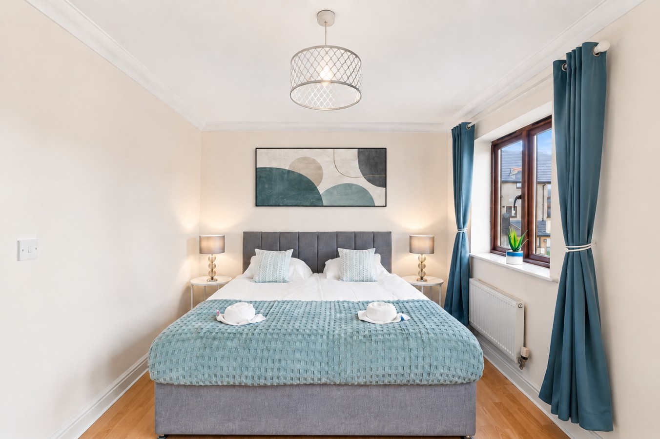 Charming 3BR House • Sleeps 5 • Driveway Parking • Fast Wifi • Work Desk • Fast Wifi in 13 Corris Court - Property image 7 - VivreStays