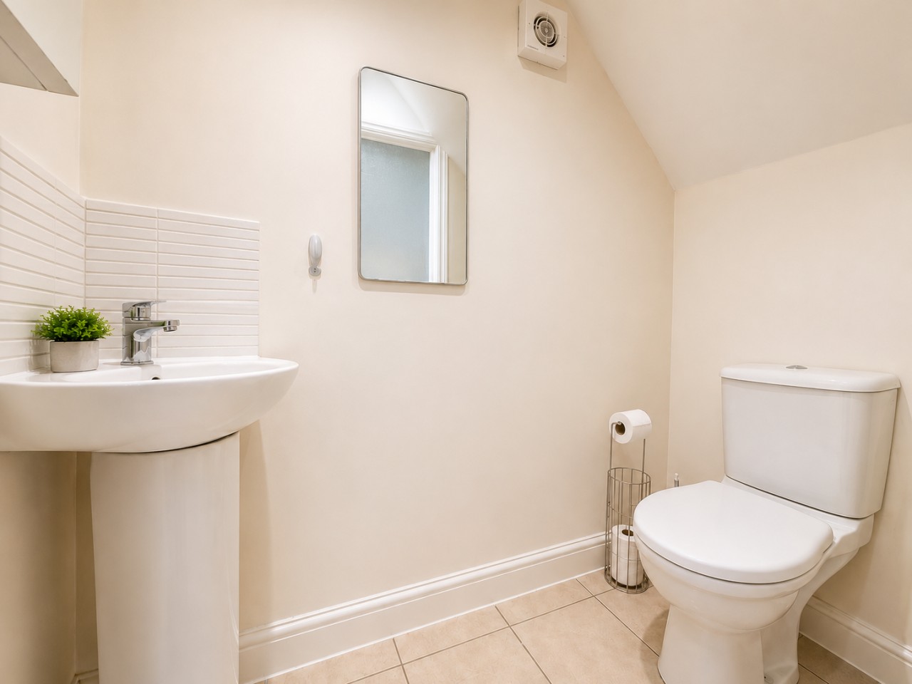 Charming 3BR House • Sleeps 5 • Driveway Parking • Fast Wifi • Work Desk • Fast Wifi in 13 Corris Court - Property image 22 - VivreStays