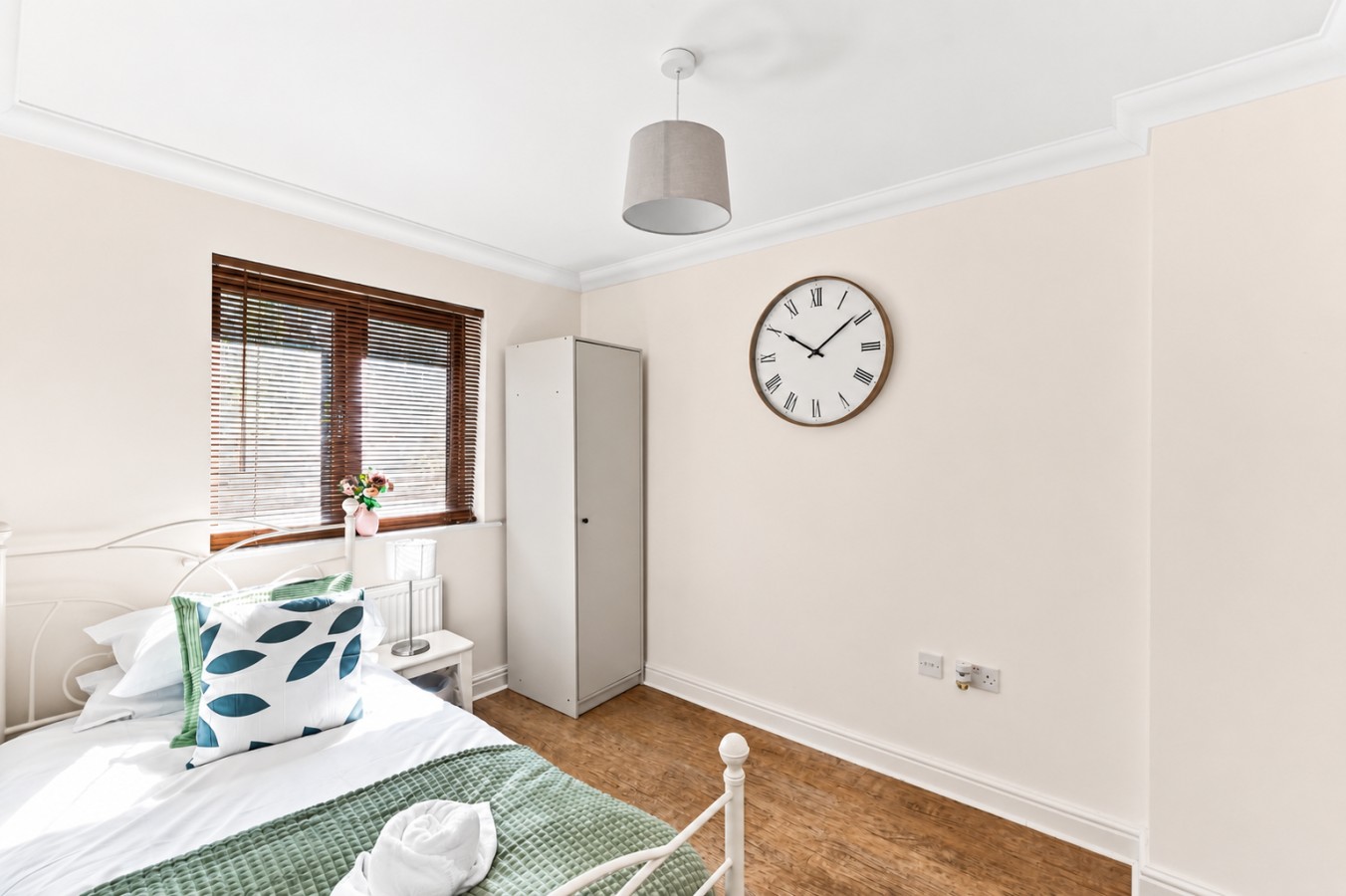 Charming 3BR House • Sleeps 5 • Driveway Parking • Fast Wifi • Work Desk • Fast Wifi in 13 Corris Court - Property image 12 - VivreStays