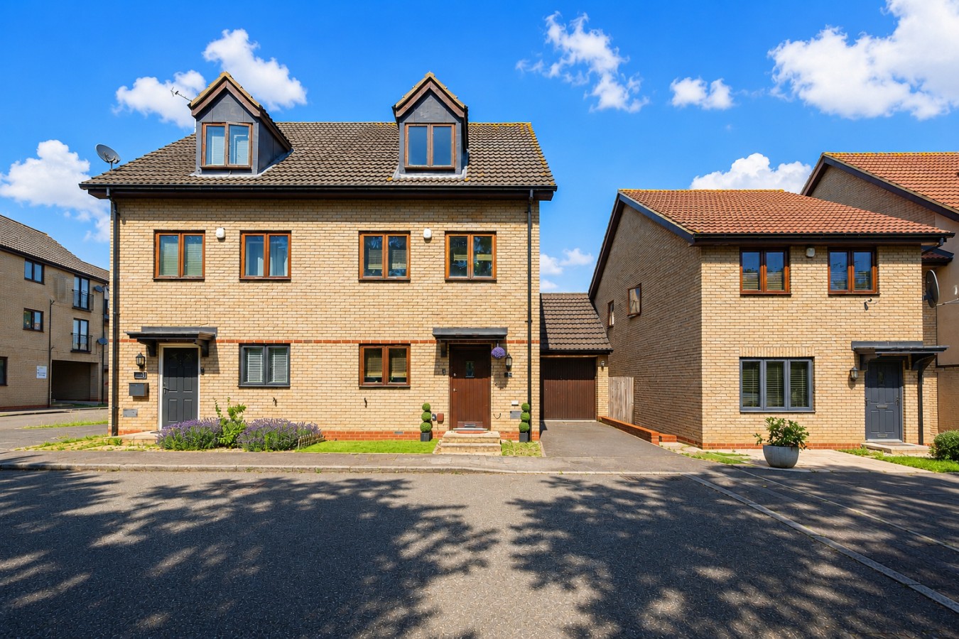 Charming 3BR House • Sleeps 5 • Driveway Parking • Fast Wifi • Work Desk • Fast Wifi in 13 Corris Court - Property image 23 - VivreStays