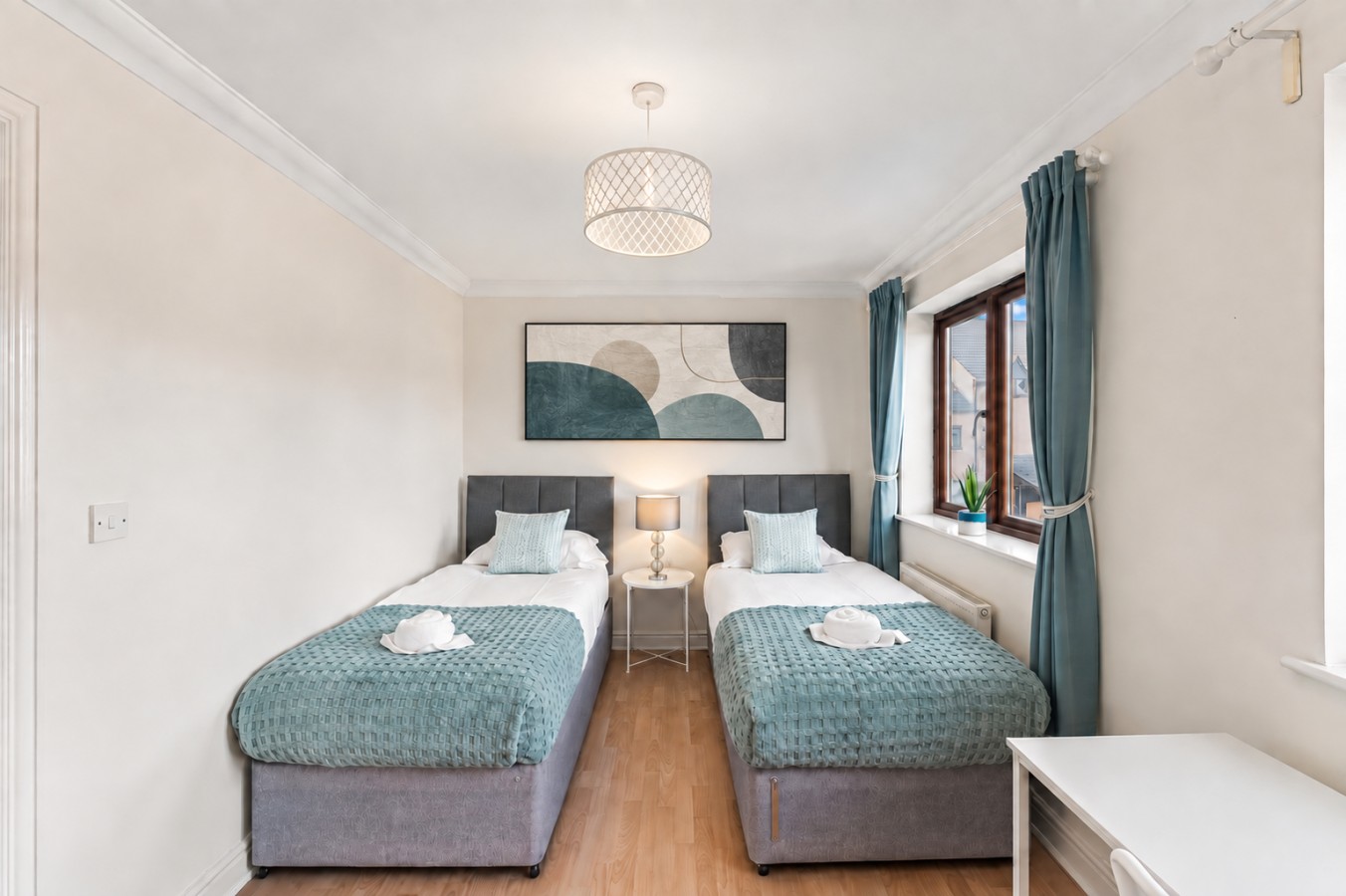 Charming 3BR House • Sleeps 5 • Driveway Parking • Fast Wifi • Work Desk • Fast Wifi in 13 Corris Court - Property image 6 - VivreStays