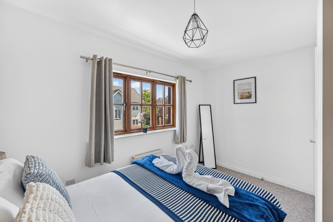Detached 4BR House in Monkston Park • Driveway Parking • Work Desk • Super-Fast WiFi • Smart TVs • Self-Check-In in 9 Goldhawk - Property image 16 - VivreStays