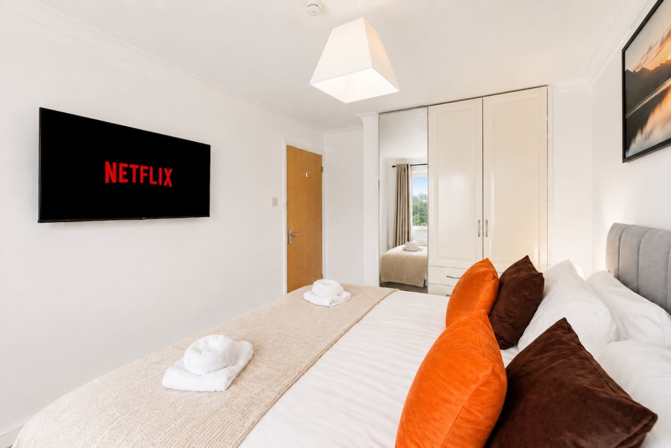 Wavendon House • Driveway Parking • Workspace • Smart TVs • Super-Fast Wifi • Self-Check In in 12 Burano Grove - Property image 4 - VivreStays