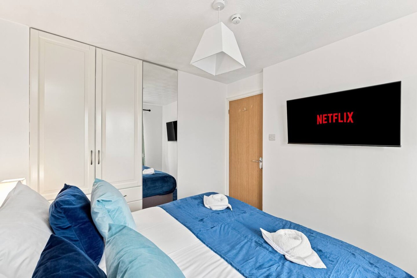 Wavendon House • Driveway Parking • Workspace • Smart TVs • Super-Fast Wifi • Self-Check In in 12 Burano Grove - Property image 9 - VivreStays