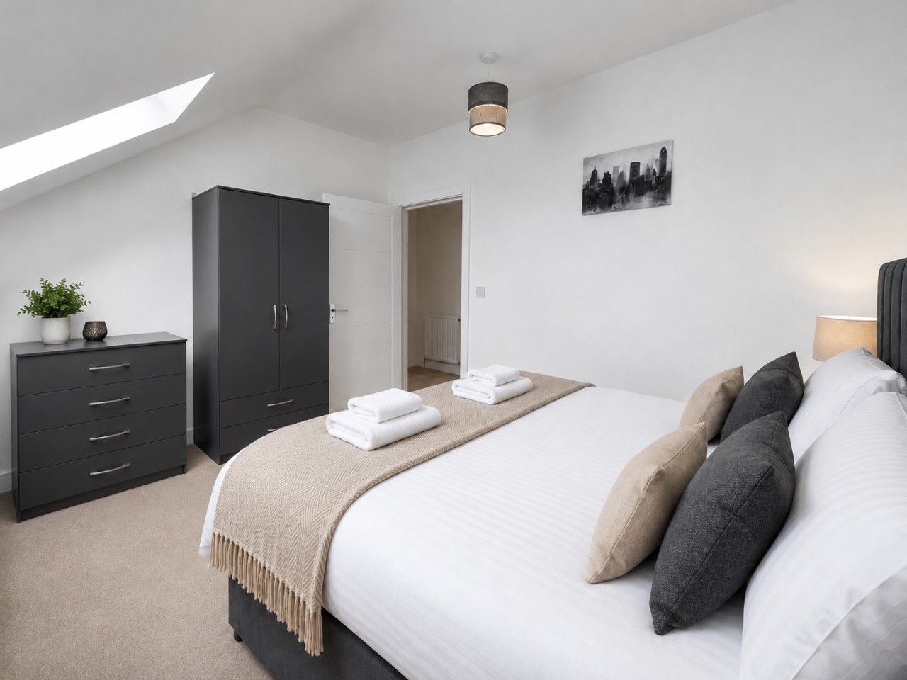 The Riverside • 4 BR 4 Bath • New Build House • Sleeps 7 • Driveway Parking in High Street - Property image 14 - VivreStays