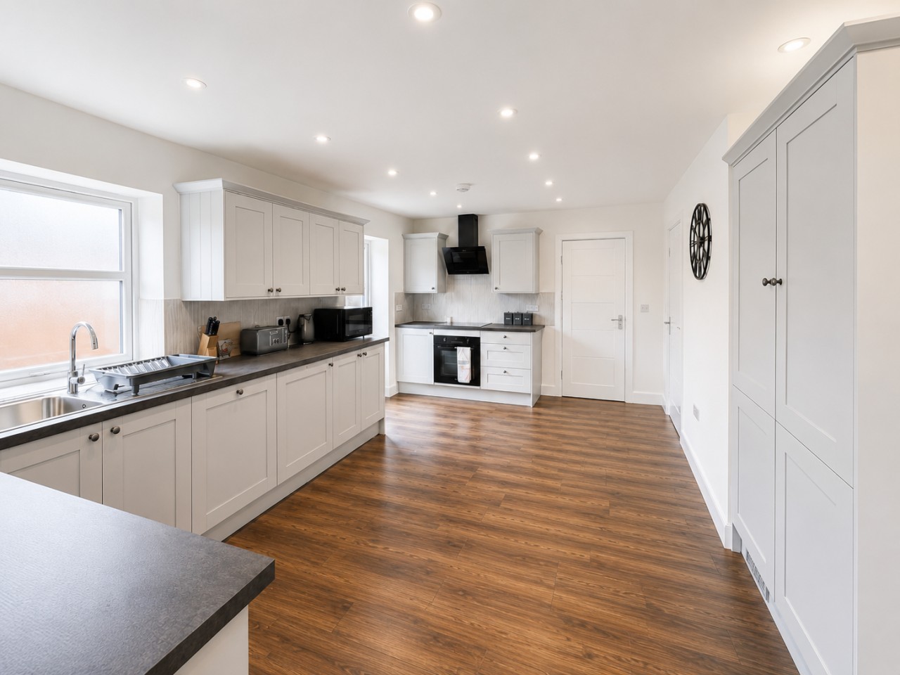 The Riverside • 4 BR 4 Bath • New Build House • Sleeps 7 • Driveway Parking in High Street - Property image 25 - VivreStays