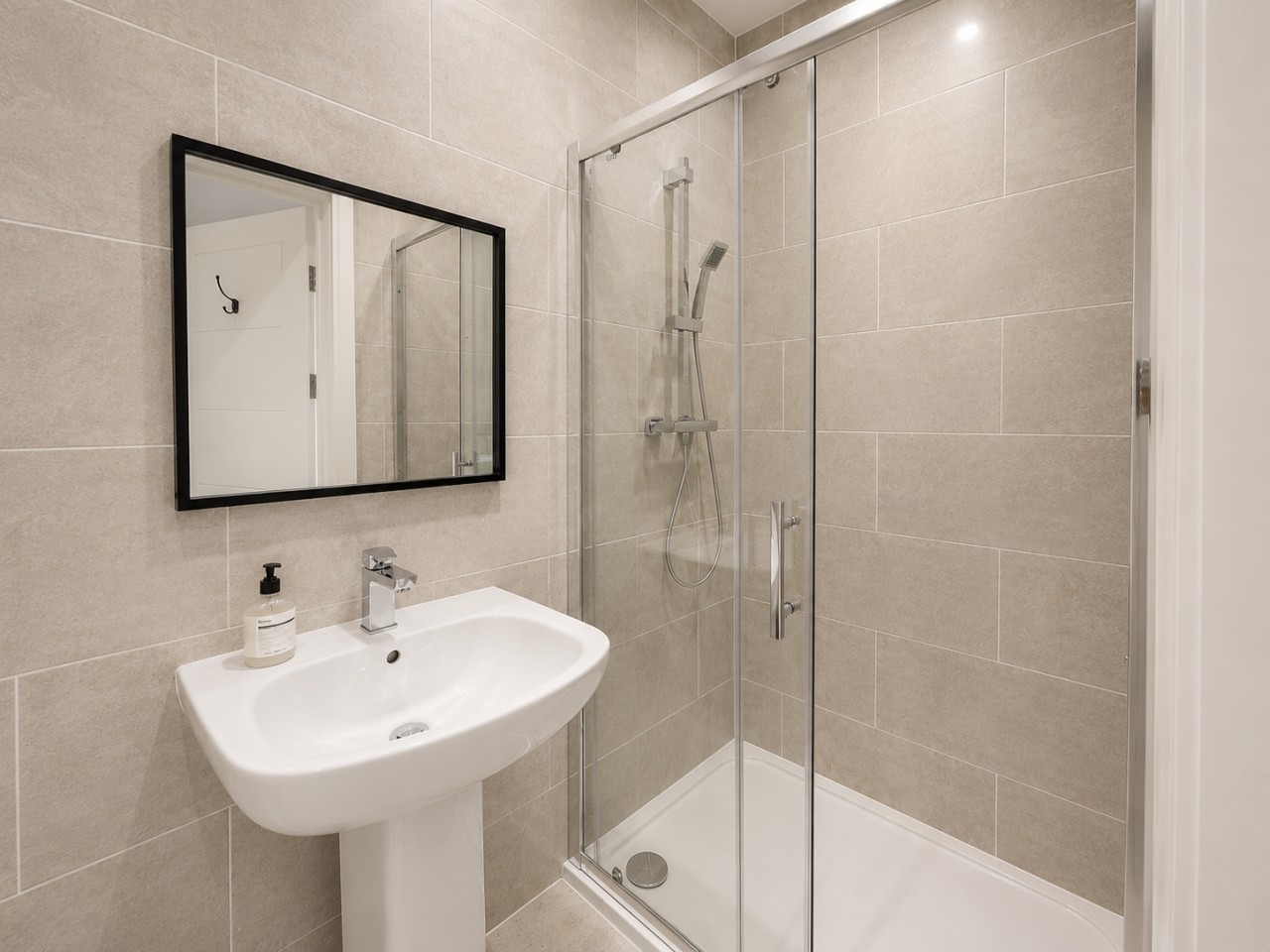 The Riverside • 4 BR 4 Bath • New Build House • Sleeps 7 • Driveway Parking in High Street - Property image 18 - VivreStays