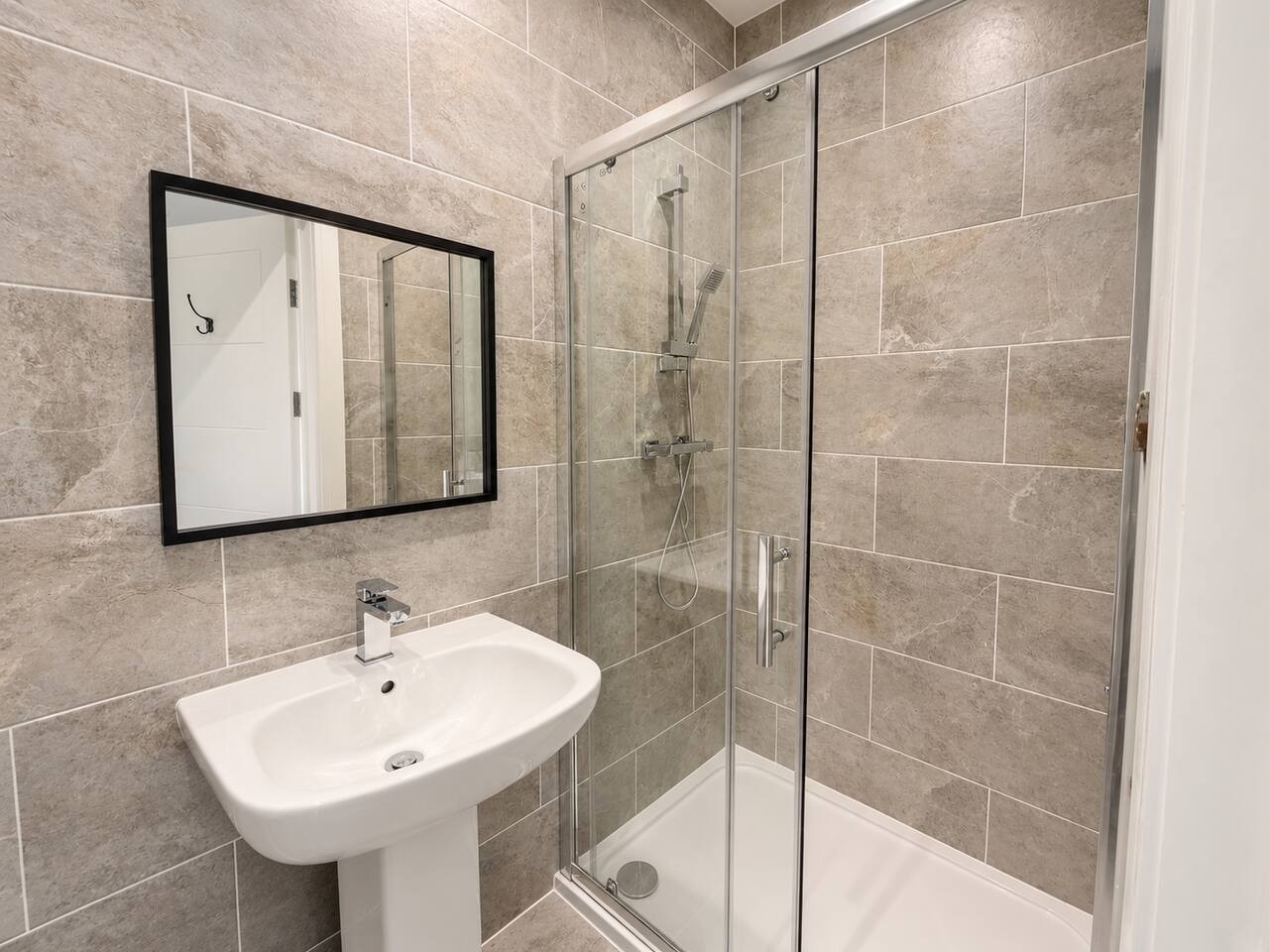 The Hayloft • 4 Bedroom 4 Bathroom • New Build House • Sleeps 7 • Driveway Parking in High Street - Property image 18 - VivreStays