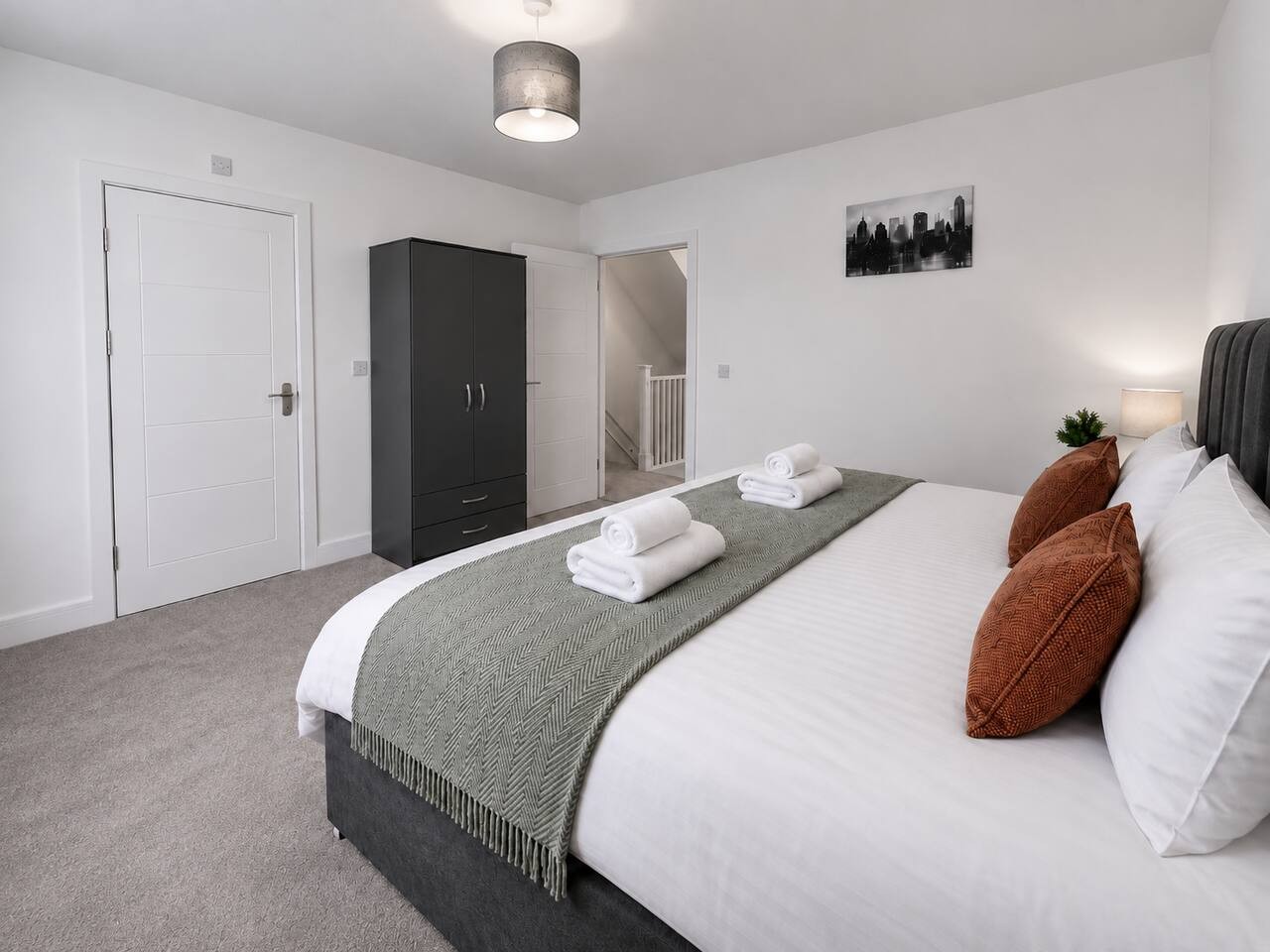 The Hayloft • 4 Bedroom 4 Bathroom • New Build House • Sleeps 7 • Driveway Parking in High Street - Property image 4 - VivreStays