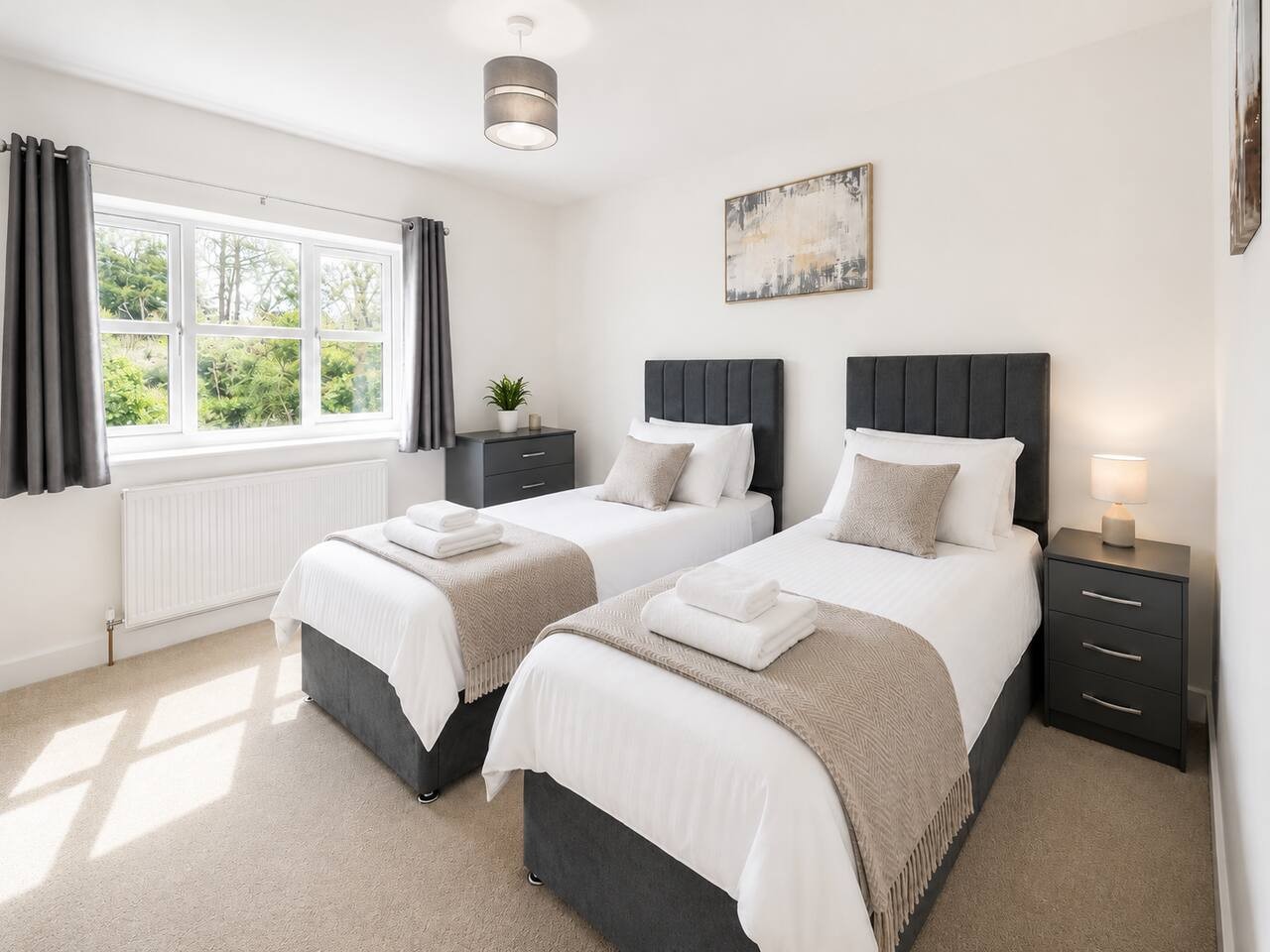 8 BR • 8 Bath • Sleeps 14 • Driveway Location • Cul-De-Sac • Work Desk • Smart TV in High Street - Property image 27 - VivreStays