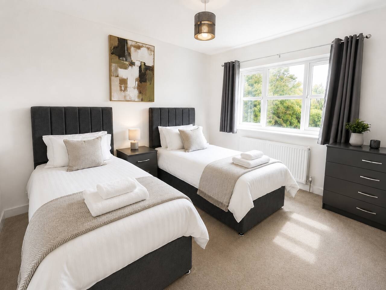 8 BR • 8 Bath • Sleeps 14 • Driveway Location • Cul-De-Sac • Work Desk • Smart TV in High Street - Property image 32 - VivreStays