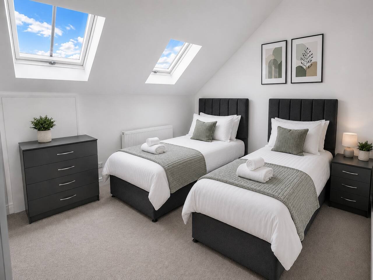 8 BR • 8 Bath • Sleeps 14 • Driveway Location • Cul-De-Sac • Work Desk • Smart TV in High Street - Property image 13 - VivreStays