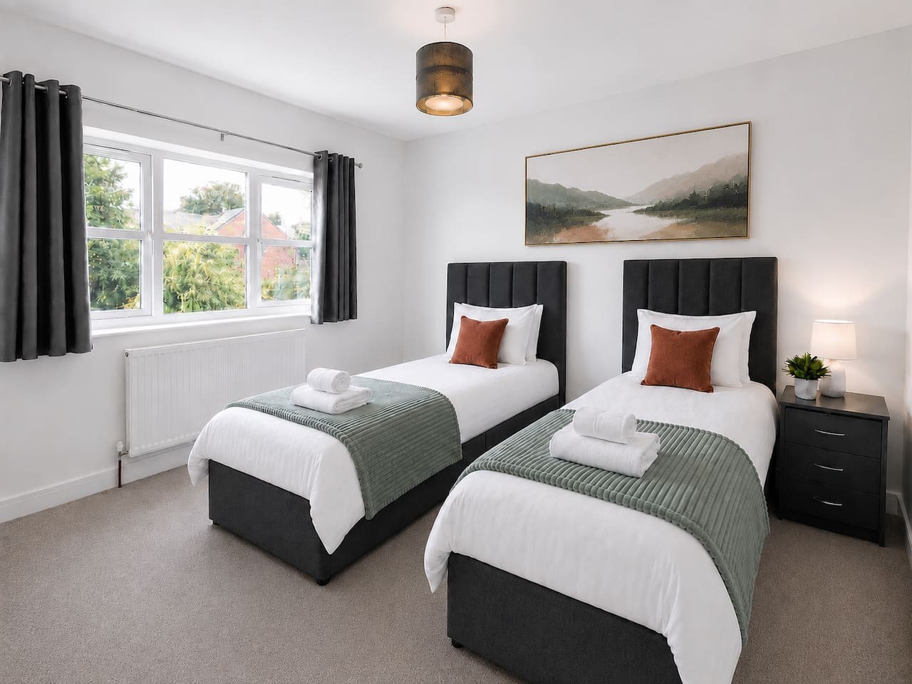 8 BR • 8 Bath • Sleeps 14 • Driveway Location • Cul-De-Sac • Work Desk • Smart TV in High Street - Property image 8 - VivreStays