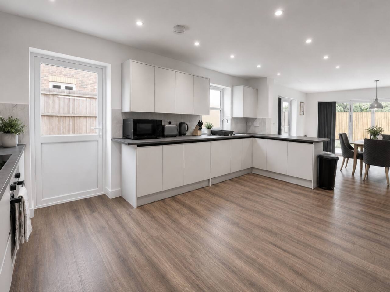 8 BR • 8 Bath • Sleeps 14 • Driveway Location • Cul-De-Sac • Work Desk • Smart TV in High Street - Property image 23 - VivreStays