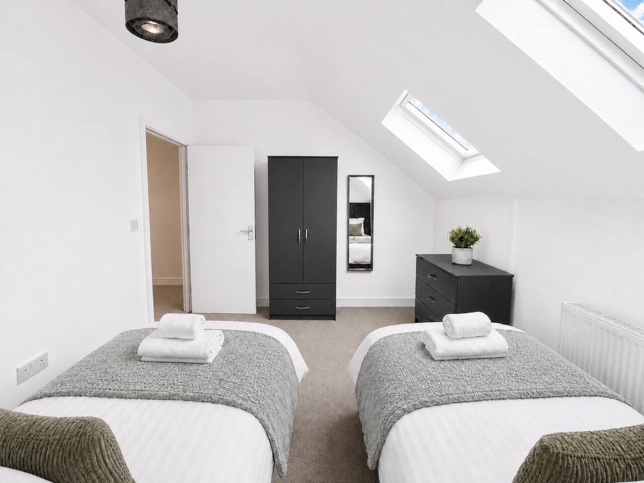 8 BR • 8 Bath • Sleeps 14 • Driveway Location • Cul-De-Sac • Work Desk • Smart TV in High Street - Property image 15 - VivreStays