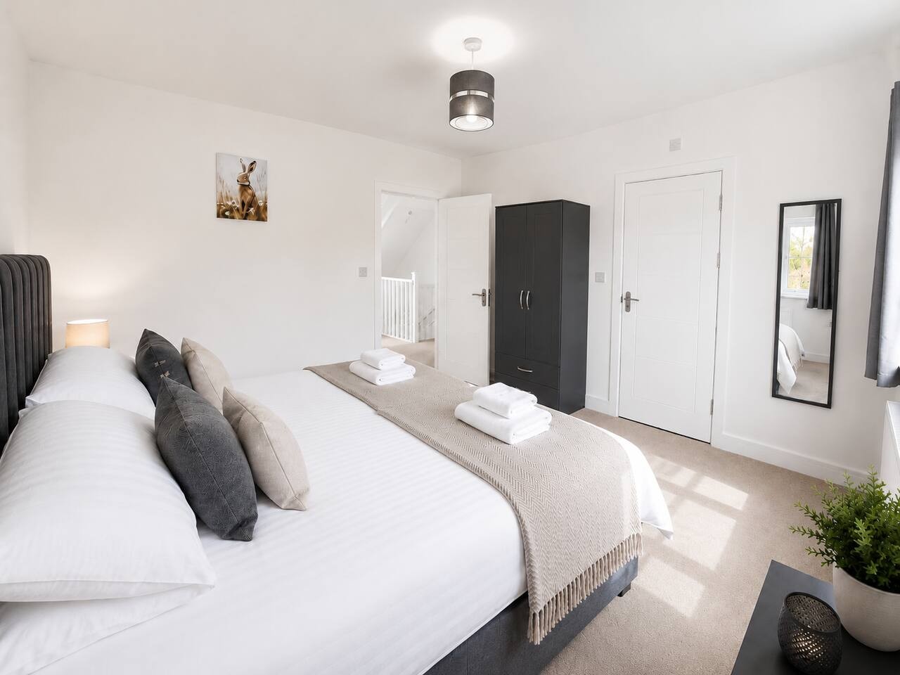 8 BR • 8 Bath • Sleeps 14 • Driveway Location • Cul-De-Sac • Work Desk • Smart TV in High Street - Property image 29 - VivreStays