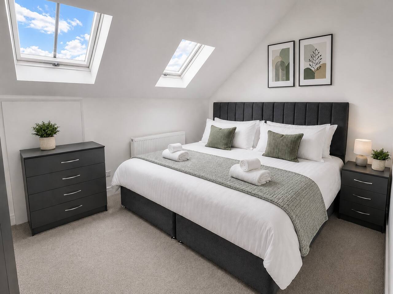 8 BR • 8 Bath • Sleeps 14 • Driveway Location • Cul-De-Sac • Work Desk • Smart TV in High Street - Property image 14 - VivreStays