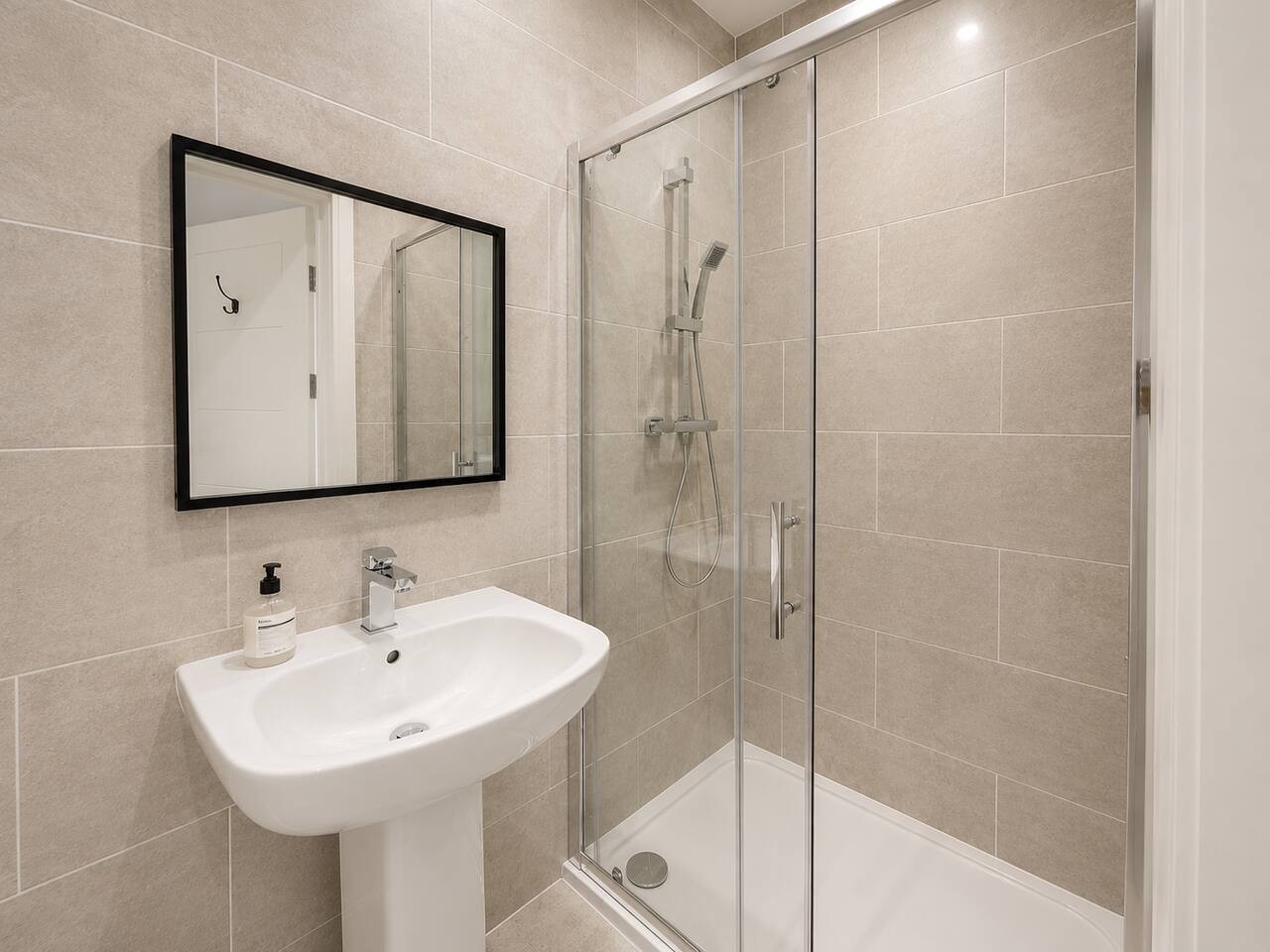 8 BR • 8 Bath • Sleeps 14 • Driveway Location • Cul-De-Sac • Work Desk • Smart TV in High Street - Property image 43 - VivreStays