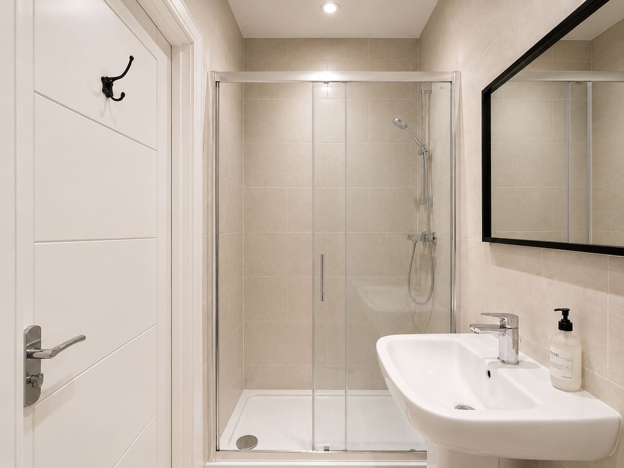 8 BR • 8 Bath • Sleeps 14 • Driveway Location • Cul-De-Sac • Work Desk • Smart TV in High Street - Property image 5 - VivreStays