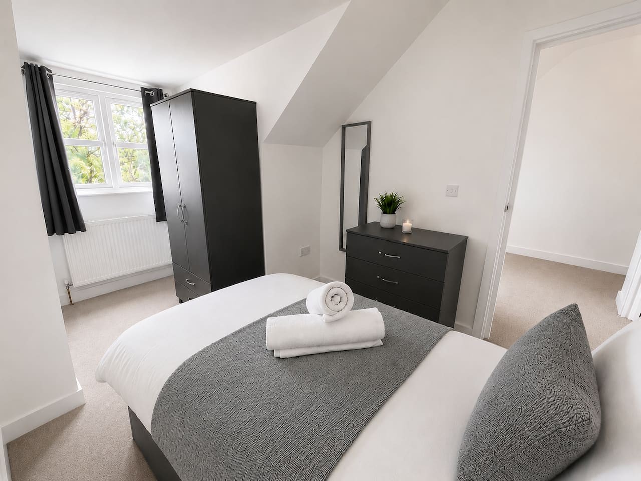 8 BR • 8 Bath • Sleeps 14 • Driveway Location • Cul-De-Sac • Work Desk • Smart TV in High Street - Property image 18 - VivreStays