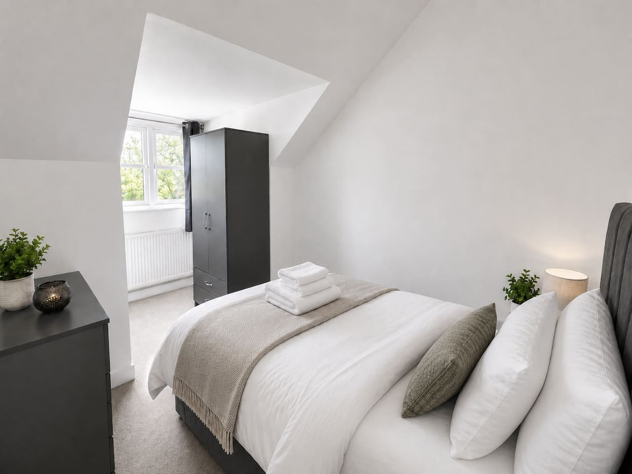 8 BR • 8 Bath • Sleeps 14 • Driveway Location • Cul-De-Sac • Work Desk • Smart TV in High Street - Property image 42 - VivreStays