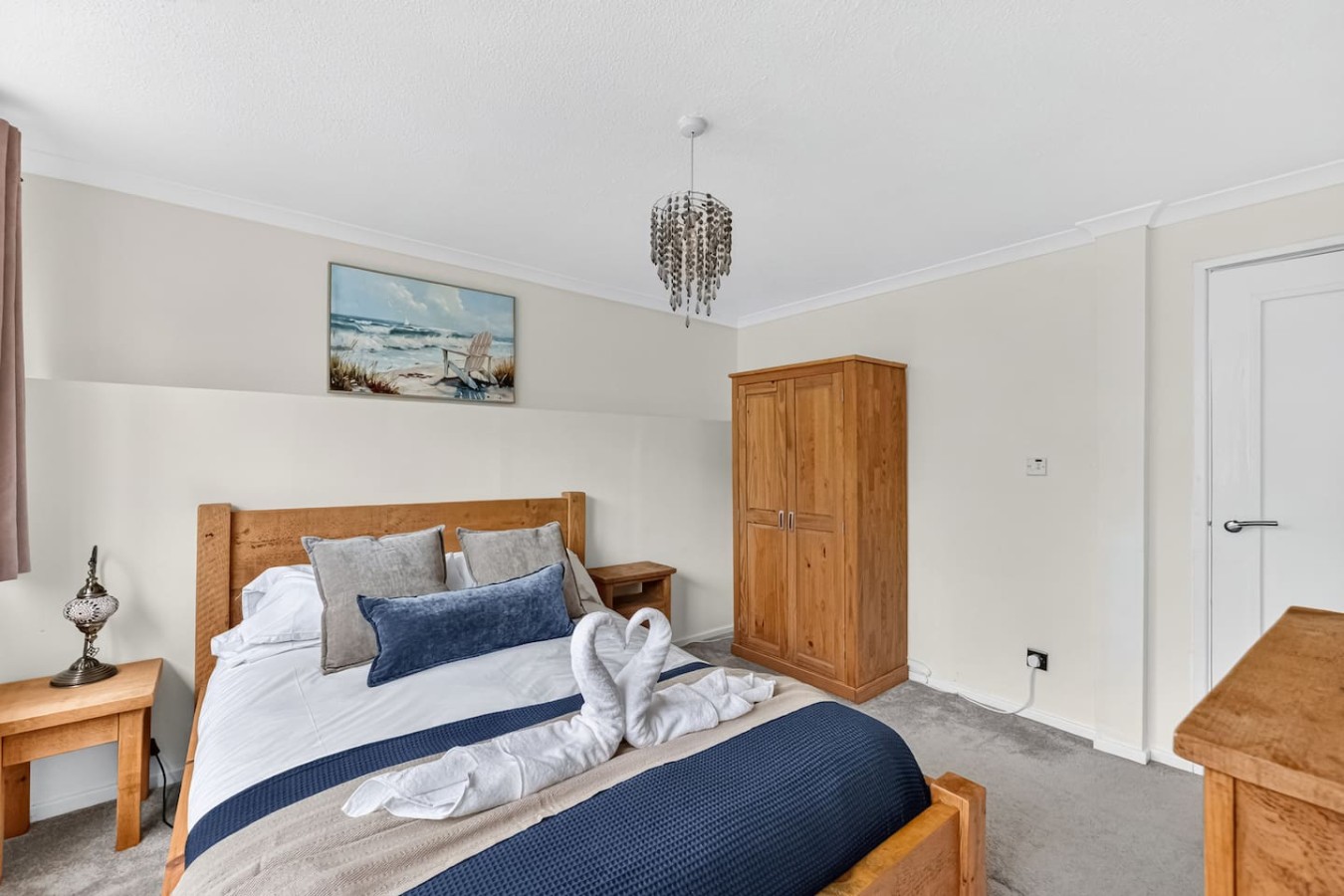 Waterside House • Close to City Centre • Sleeps 6 • Driveway Parking • Smart TVs in Bedrooms • Fast Wifi • Work Desk • Self-Check-In in 99 Waterside - Property image 4 - VivreStays