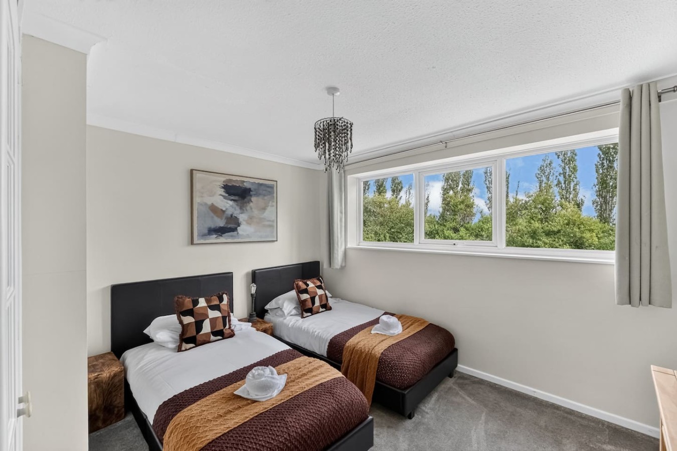 Waterside House • Close to City Centre • Sleeps 6 • Driveway Parking • Smart TVs in Bedrooms • Fast Wifi • Work Desk • Self-Check-In in 99 Waterside - Property image 14 - VivreStays