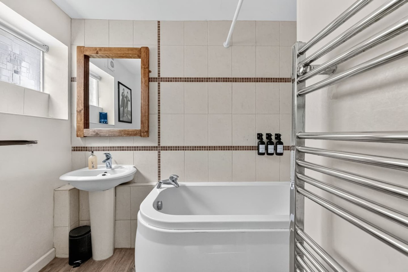 Waterside House • Close to City Centre • Sleeps 6 • Driveway Parking • Smart TVs in Bedrooms • Fast Wifi • Work Desk • Self-Check-In in 99 Waterside - Property image 5 - VivreStays