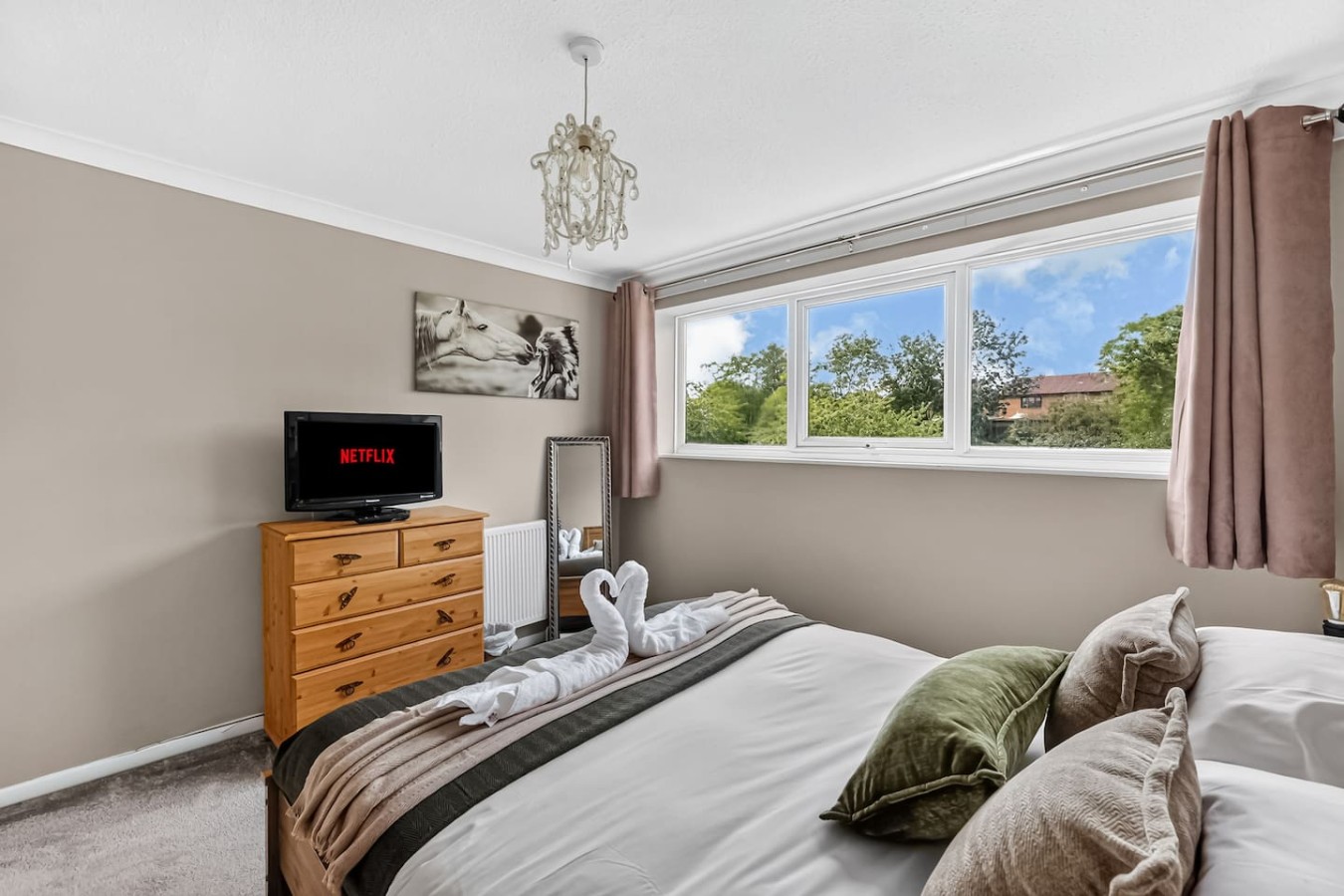 Waterside House • Close to City Centre • Sleeps 6 • Driveway Parking • Smart TVs in Bedrooms • Fast Wifi • Work Desk • Self-Check-In in 99 Waterside - Property image 12 - VivreStays