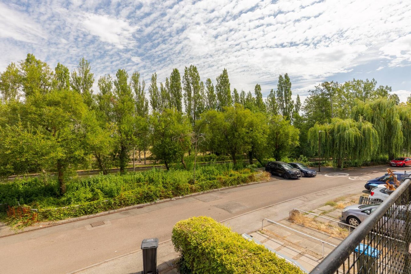 Waterside House • Close to City Centre • Sleeps 6 • Driveway Parking • Smart TVs in Bedrooms • Fast Wifi • Work Desk • Self-Check-In in 99 Waterside - Property image 20 - VivreStays