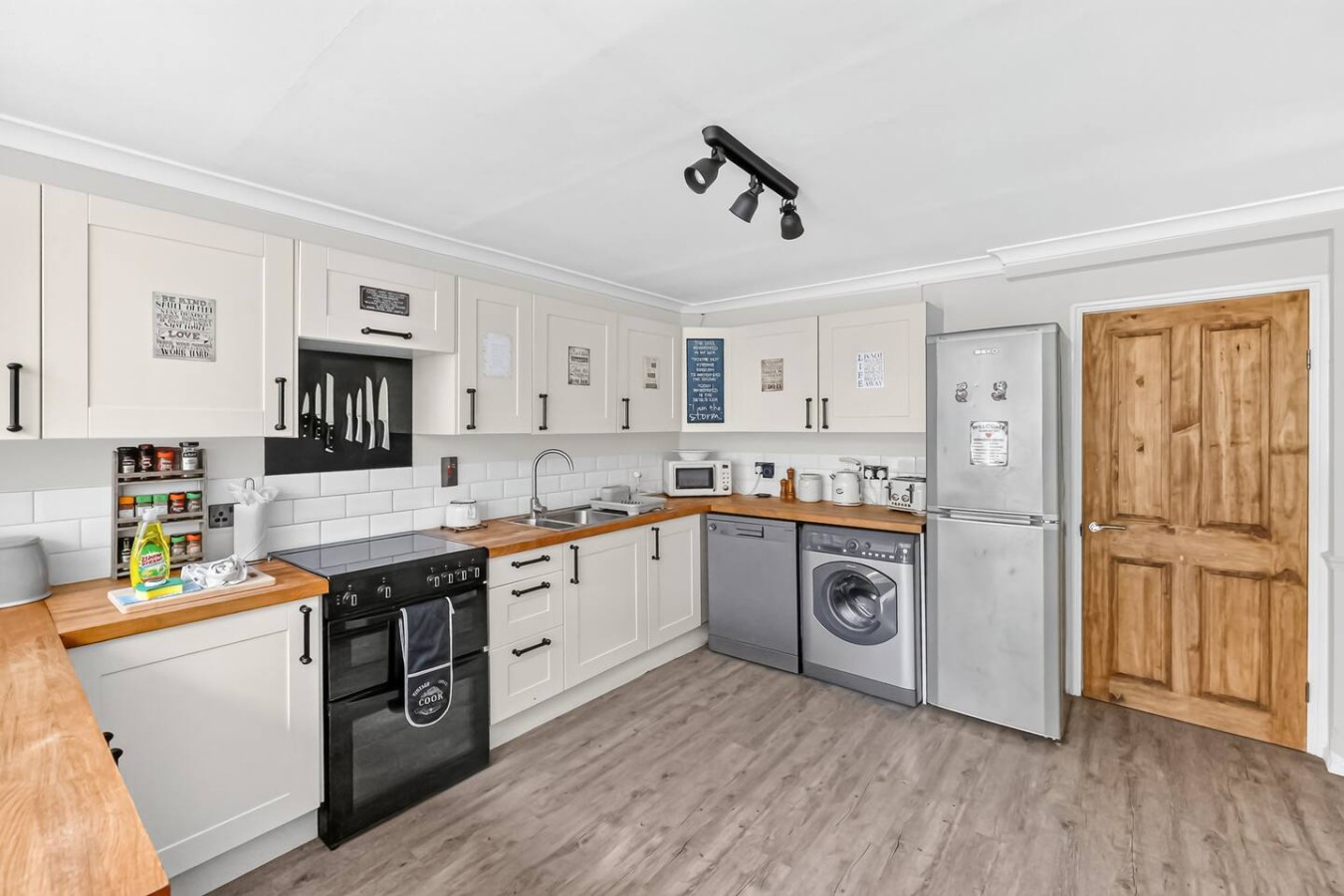 Waterside House • Close to City Centre • Sleeps 6 • Driveway Parking • Smart TVs in Bedrooms • Fast Wifi • Work Desk • Self-Check-In in 99 Waterside - Property image 24 - VivreStays