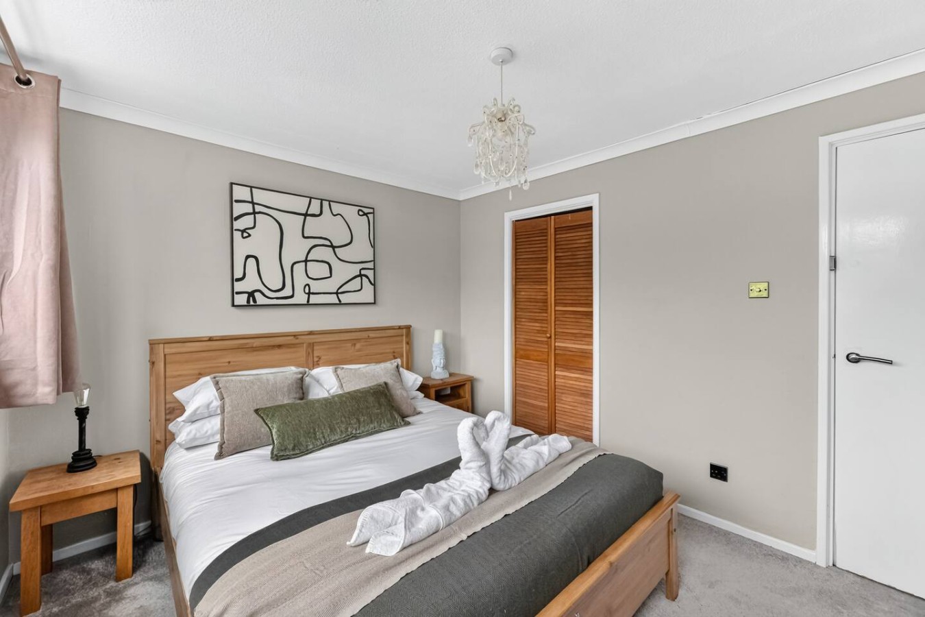 Waterside House • Close to City Centre • Sleeps 6 • Driveway Parking • Smart TVs in Bedrooms • Fast Wifi • Work Desk • Self-Check-In in 99 Waterside - Property image 11 - VivreStays