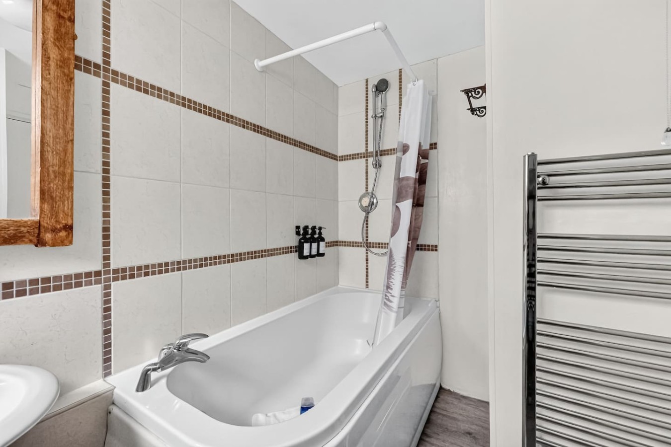 Waterside House • Close to City Centre • Sleeps 6 • Driveway Parking • Smart TVs in Bedrooms • Fast Wifi • Work Desk • Self-Check-In in 99 Waterside - Property image 6 - VivreStays