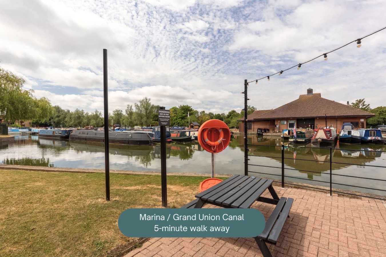 Waterside House • Close to City Centre • Sleeps 6 • Driveway Parking • Smart TVs in Bedrooms • Fast Wifi • Work Desk • Self-Check-In in 99 Waterside - Property image 40 - VivreStays