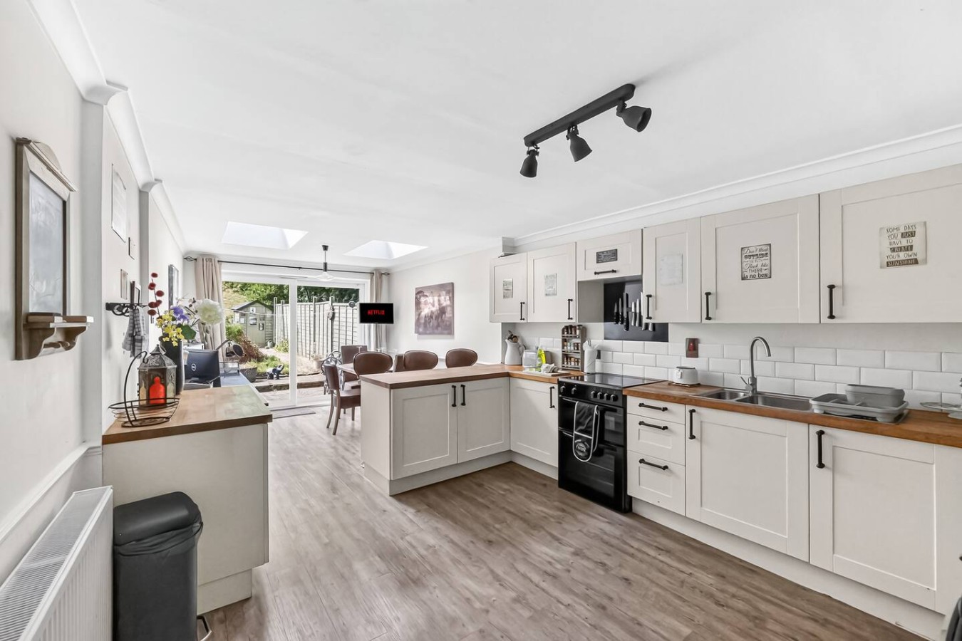 Waterside House • Close to City Centre • Sleeps 6 • Driveway Parking • Smart TVs in Bedrooms • Fast Wifi • Work Desk • Self-Check-In in 99 Waterside - Property image 22 - VivreStays