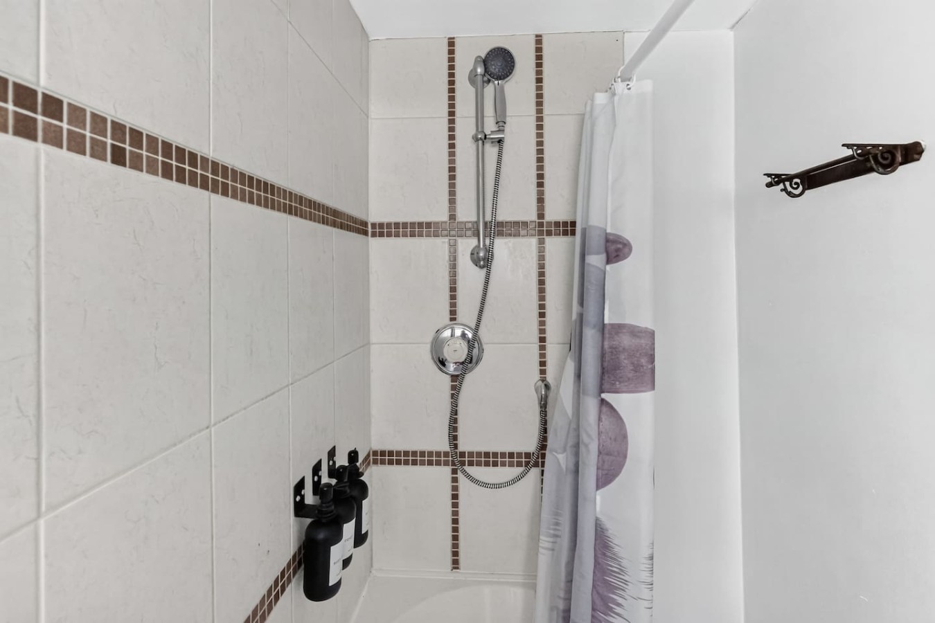 Waterside House • Close to City Centre • Sleeps 6 • Driveway Parking • Smart TVs in Bedrooms • Fast Wifi • Work Desk • Self-Check-In in 99 Waterside - Property image 7 - VivreStays