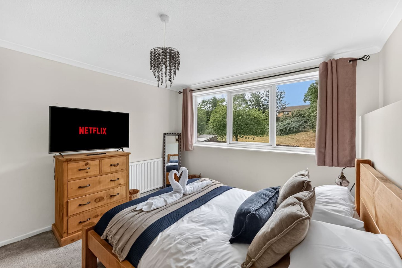 Waterside House • Close to City Centre • Sleeps 6 • Driveway Parking • Smart TVs in Bedrooms • Fast Wifi • Work Desk • Self-Check-In in 99 Waterside - Property image 3 - VivreStays
