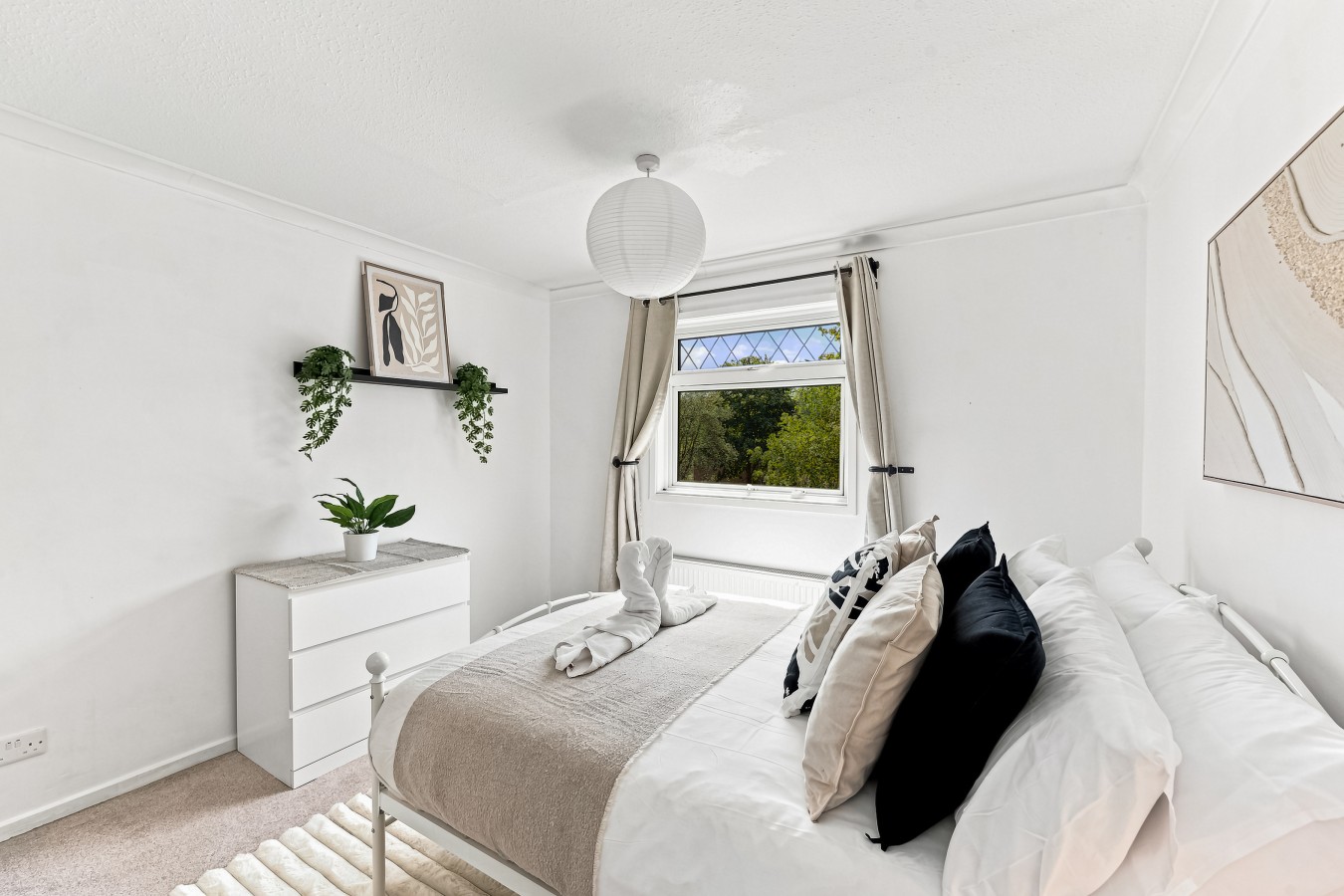 Arbour House • Sleeps 5 • Free Parking • Spacious Garden • Fast Wifi • Smart TV • Self-Check-In in 2 Arbour View Court - Property image 5 - VivreStays
