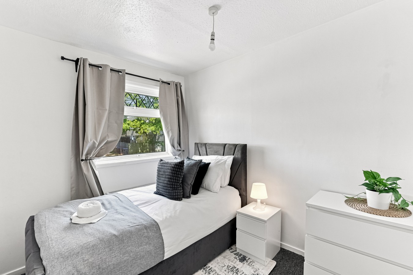 Arbour House • Sleeps 5 • Free Parking • Spacious Garden • Fast Wifi • Smart TV • Self-Check-In in 2 Arbour View Court - Property image 13 - VivreStays