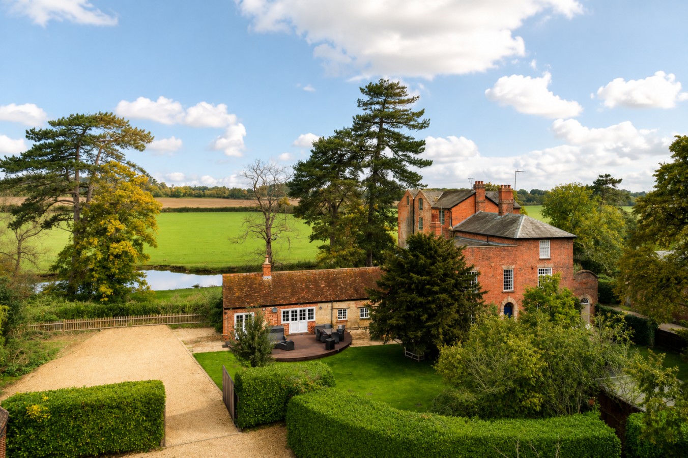 The Mill | Grade II House | Wi-Fi | Gated Parking in Wolverton Mill, Wolverton, Milton Keynes, UK - Property image 29 - VivreStays