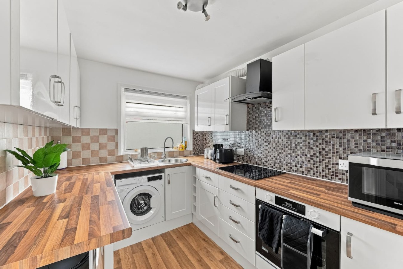 Arbour View Houses • 6 Bedrooms • Sleeps 10 • FreeParking • Fast WiFi • Smart TVs • Self-Check-In in 2 Arbour View Court - Property image 14 - VivreStays