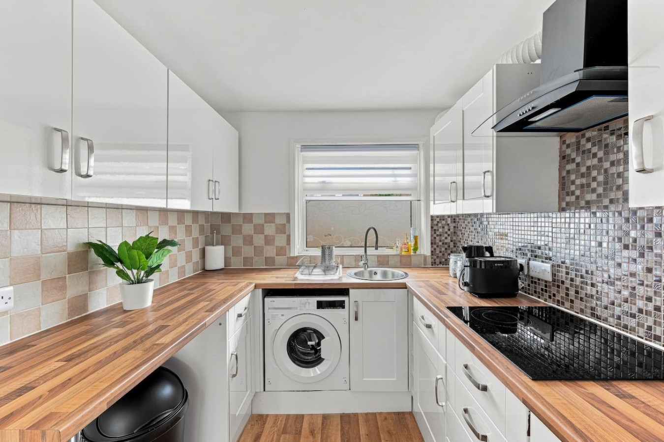 Arbour View Houses • 6 Bedrooms • Sleeps 10 • FreeParking • Fast WiFi • Smart TVs • Self-Check-In in 2 Arbour View Court - Property image 15 - VivreStays
