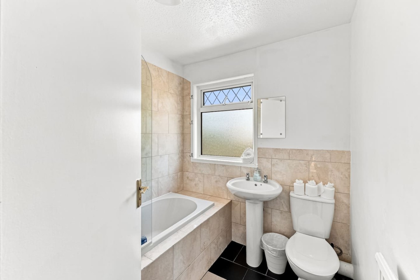 Arbour View Houses • 6 Bedrooms • Sleeps 10 • FreeParking • Fast WiFi • Smart TVs • Self-Check-In in 2 Arbour View Court - Property image 30 - VivreStays