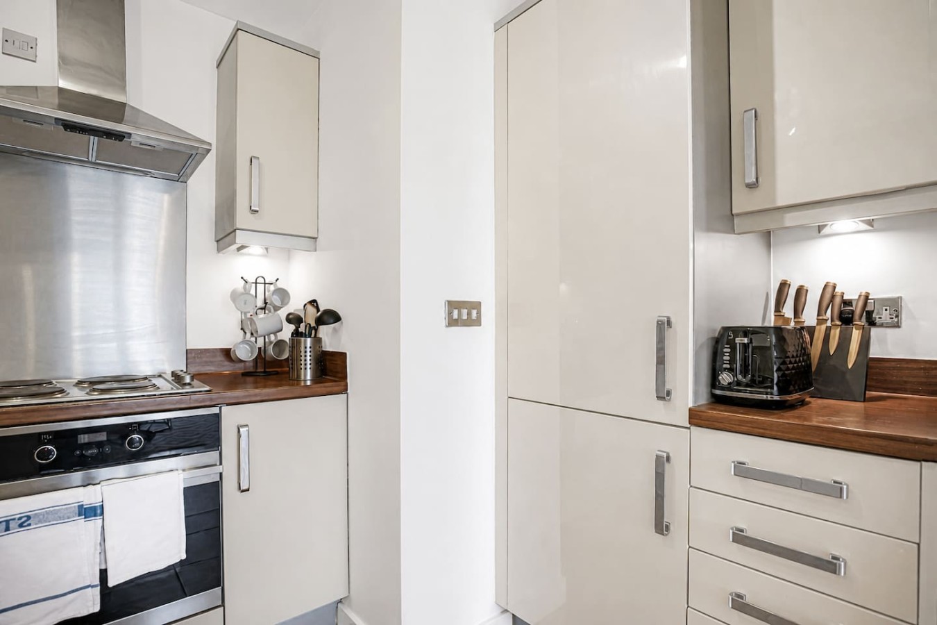 Dakota Apartment @ The Hub • City Centre • Balcony • Free Parking • Work Desk • Fast Wifi • Self-Check-In in 50 Mortimer Square - Property image 6 - VivreStays